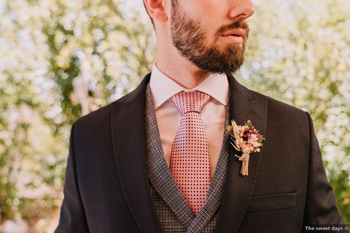 Corbata rosa con puntitos negros, ¿aprobada o desaprobada? 1