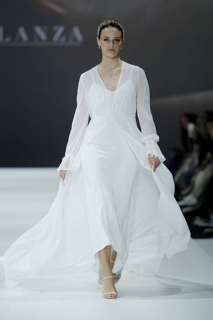 ¡Nuria Casas afirma que se casará con uno de estos vestidos! 😮👇 9