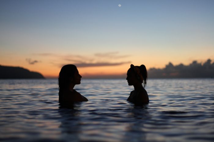 ¿Quién es más probable que se bañe desnud@ en el mar? 2