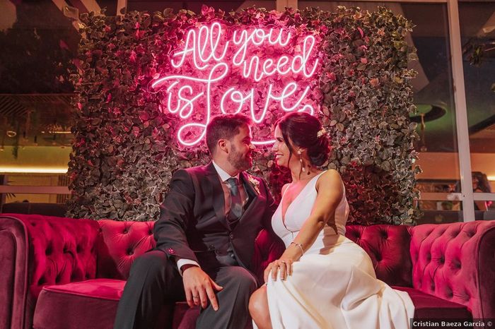 "All you need is love", ¿habrá neones así de románticos en vuestra boda? 😍 1