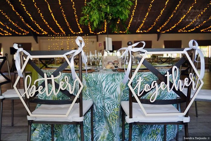¡Ideas para decorar las sillas de l@s novi@s durante el banquete! 1