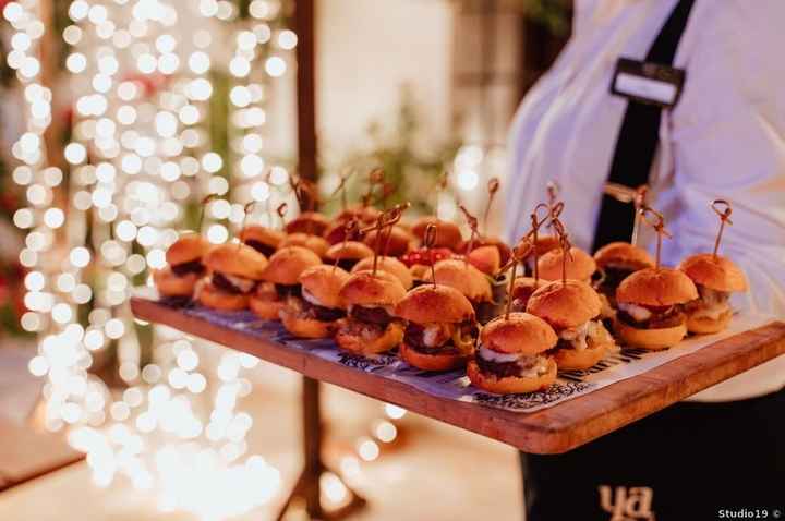 ¿Incluiréis mini hamburguesas en el aperitivo? 🍔 - 1