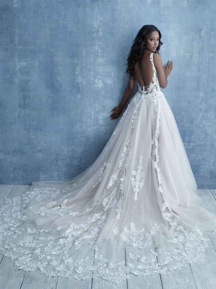 ¿Te alucina la cola de este vestido? 😍 - 1