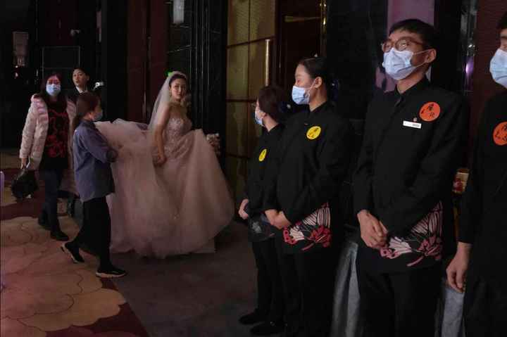 ¡La primera pareja que se da el 'Sí, quiero' sin mascarilla en China! 💍 - 1