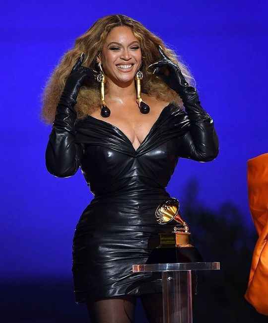 ¿Quieres conocer los mejores looks de los premios Grammy 2021? ¡Haz clic aquí! 👇 - 3
