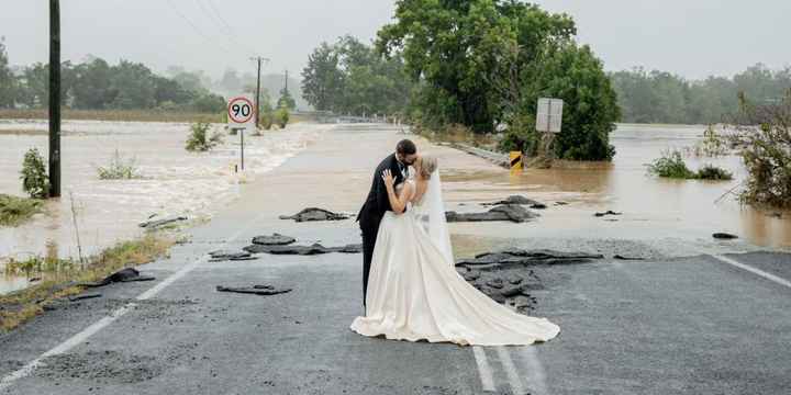 ¡Una novia es trasladada a su ceremonia en helicóptero! 😱 - 1