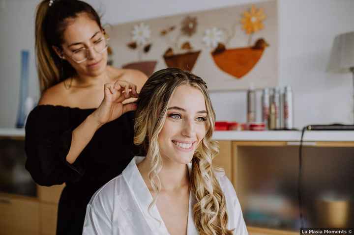 El día de la boda, ¿te peinarán y maquillarán en casa? - 1
