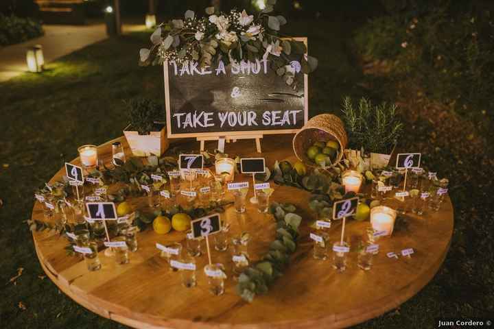 ¡Bébete un chupito y toma asiento! ¿Qué opinas de este seating plan? 😜 - 1