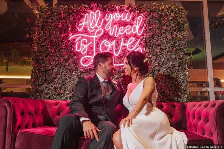 "All you need is love", ¿habrá neones así de románticos en vuestra boda? 😍 - 1
