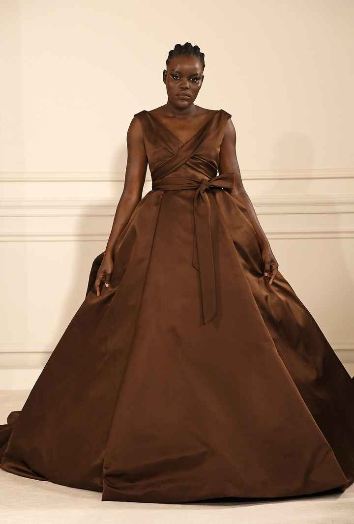 ¡5 vestidos marrones para invitadas que marcarán tendencia esta temporada! 😍 - 5