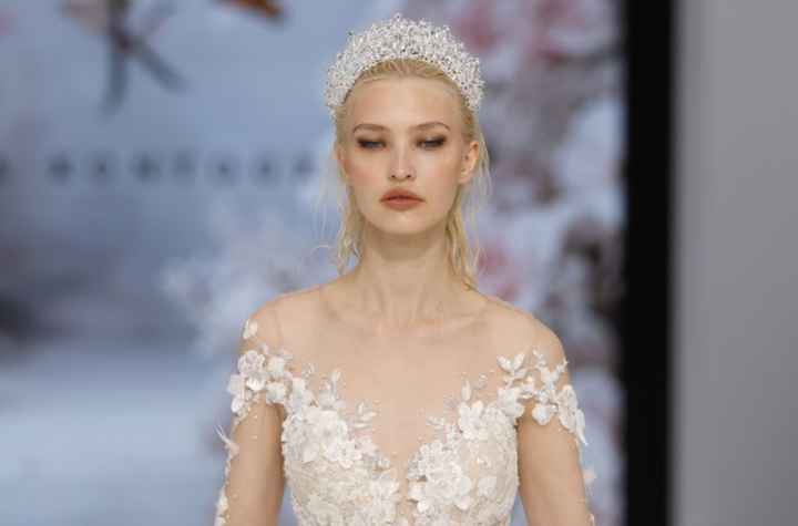 Tendencias en vestidos de novia 2026: ¡las tiaras! - 1