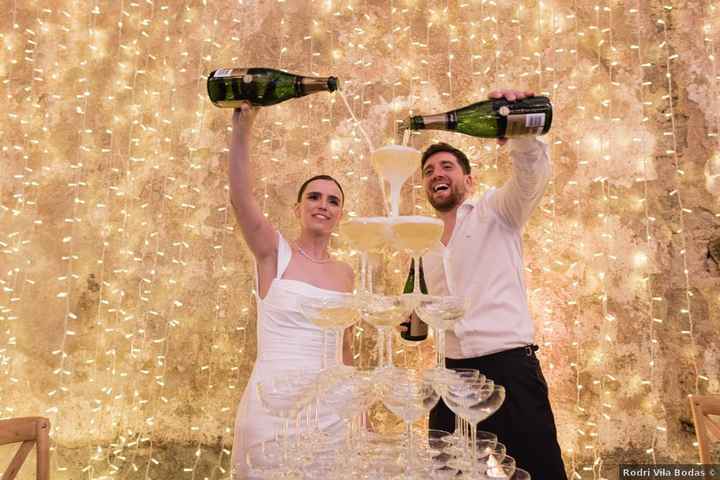 Brindis en cascada: ¿te animas con la torre de champagne? 🥂 - 1