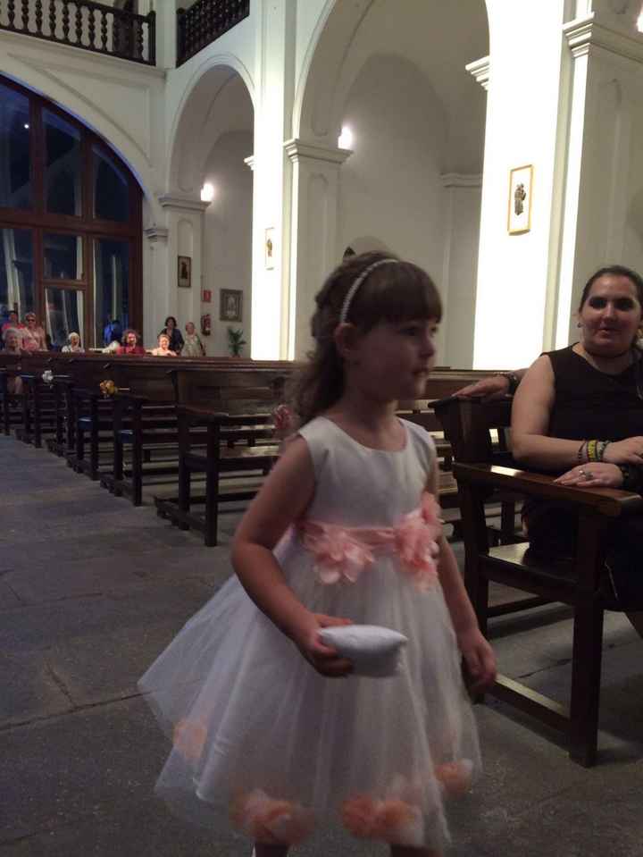 Mi princesita llevando los anillos