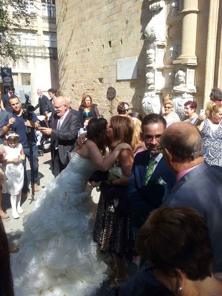 Saludando a los invitados a la salida de la iglesia