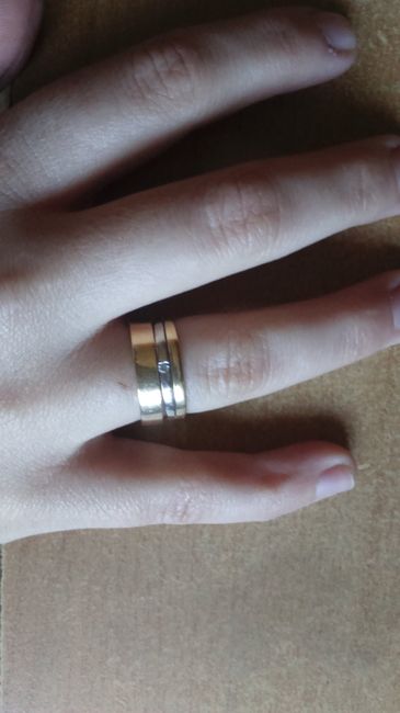 Combinar alianza y anillo de pedida en el mismo dedo - 1