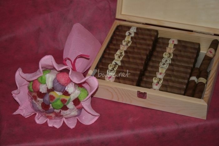 Bouquet de chuches para las mujeres y puro de choclate para los hombres.