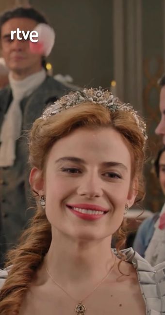 Tiara de novia de Adriana de Valle Salvaje 3