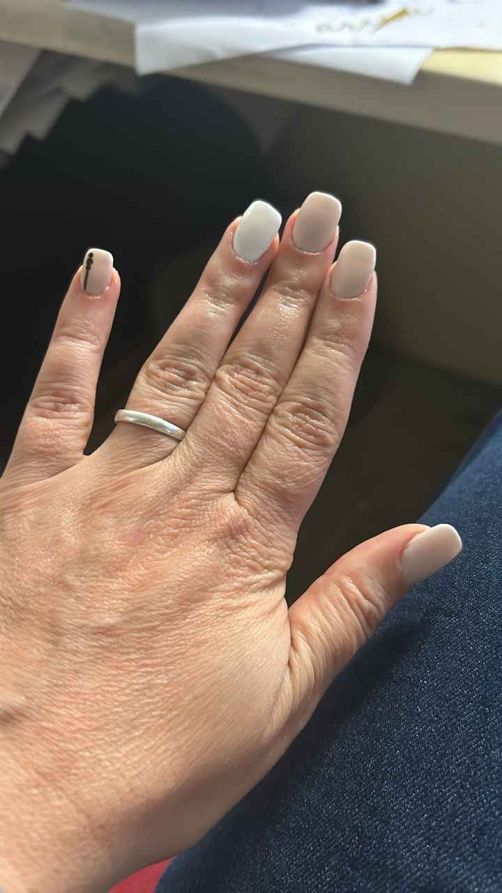 Manicuras en negro para novias alternativas 🖤 - 1