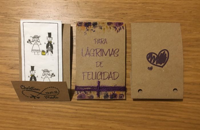 Lágrimas de felicidad con pañuelo de novios - 2