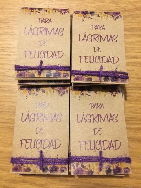 Lágrimas de felicidad con pañuelo de novios - 3
