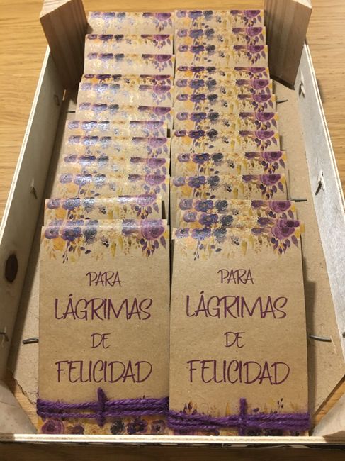 Lágrimas de felicidad con pañuelo de novios - 5