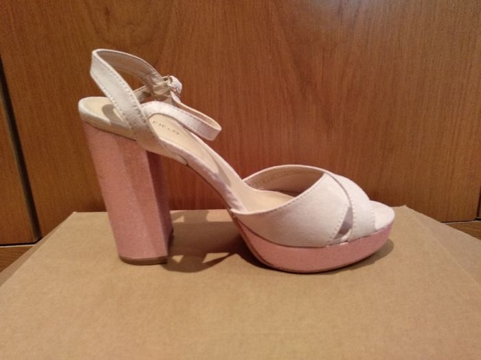 Zapatos de tacón alto y ancho - 1