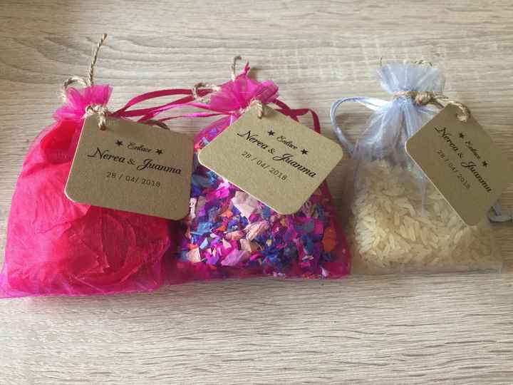 Arroz, petalos y confeti - 1