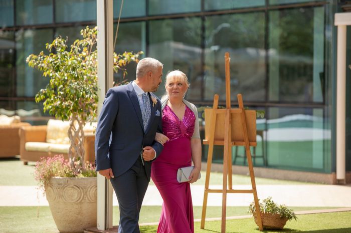 ¿De qué color crees que se vestirá la madrina para la boda? 2