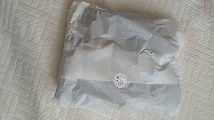 pasmina envuelta en papel de seda