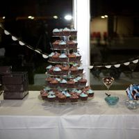 mesa dulces con torre cupcakes