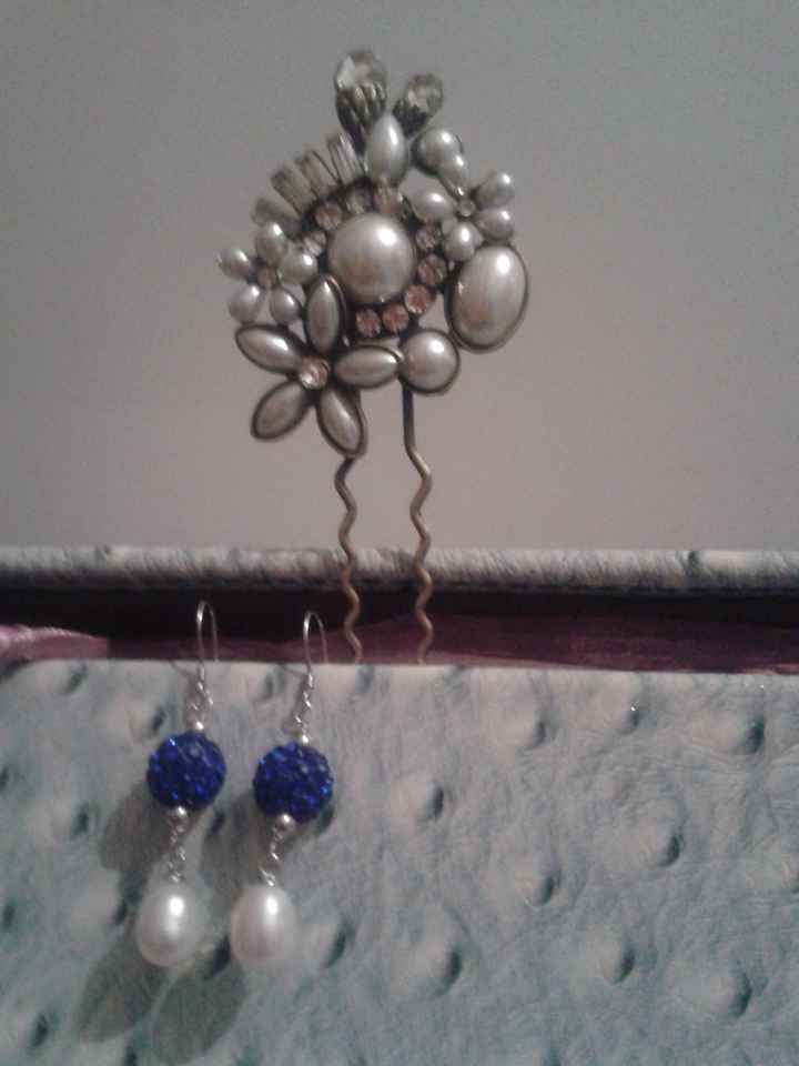 pendientes y peina 