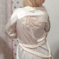 Esta bata blanca satinada : ¿te lo guardas o lo eliminas? - 1