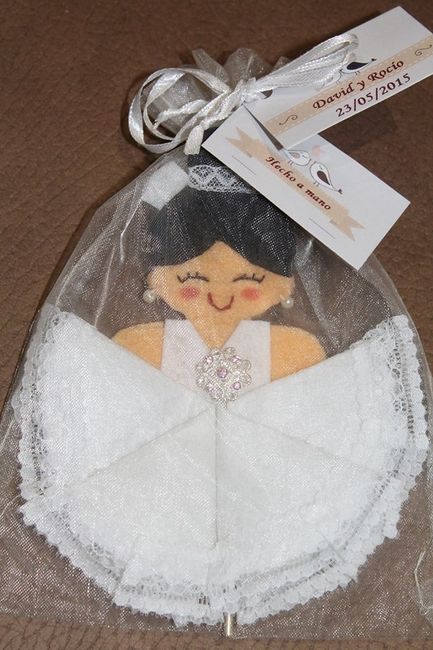 muñequita novia de fieltro y alfiler hecho a mano