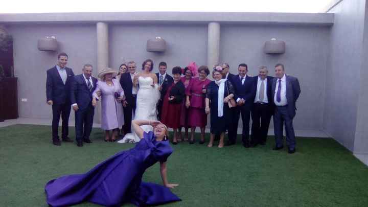 los tios con los novios y la madre del novio por los suelos jajajaja