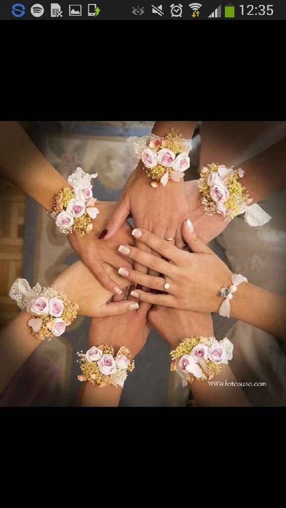 Pulsera de flores para llevar el día de la boda. - 1