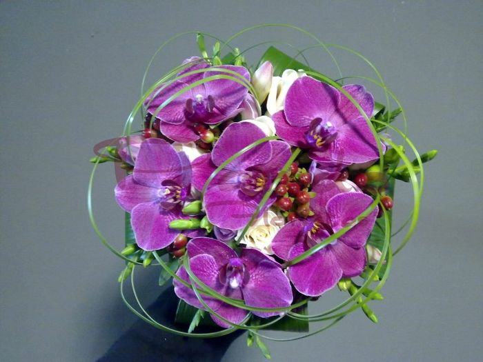 Ramo rosas y orquídeas