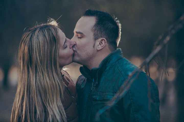 beso en el campo