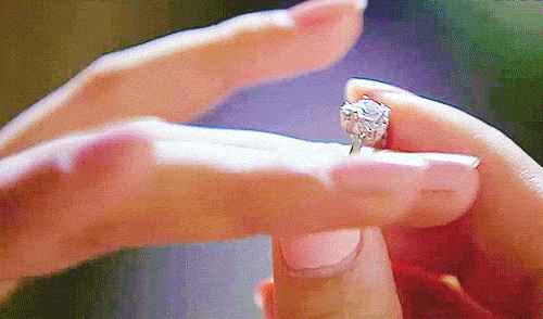 No es casualidad que el anillo se coloque en el dedo anular. Según los antiguos egipcios, el cuarto 