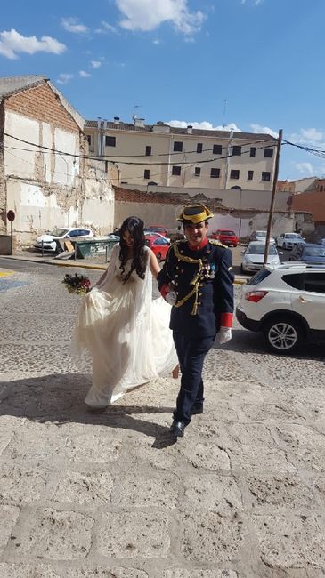 Caminarás hacia el altar de la mano de ___ - 1