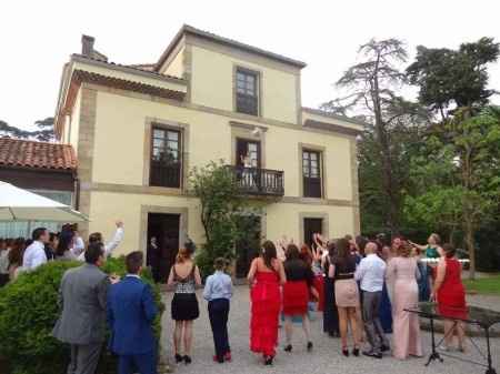 lanza del ramo desde el balcon