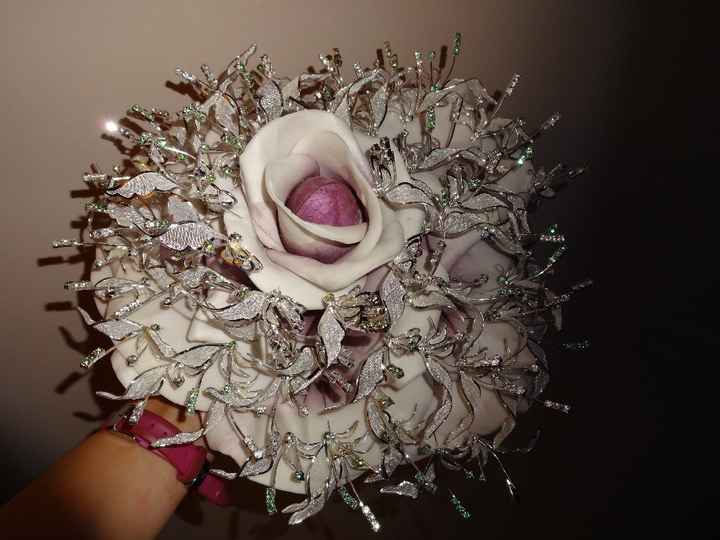 Para poner los alfileres y luego lo tiré, en vez de tirar mi ramo que es de rosas preservadas y lo t