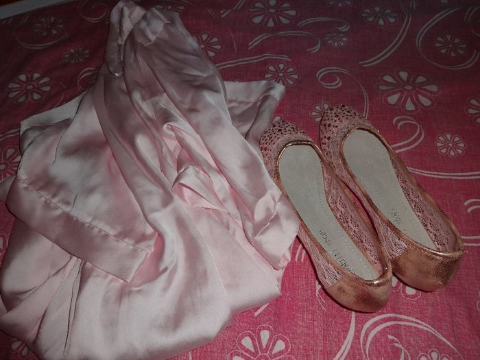 Mi Bata y Manoletinas. Rosa porque era mucho más económica, y en algo hay que escatimar gastos!!!