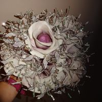 Para poner los alfileres y luego lo tiré, en vez de tirar mi ramo que es de rosas preservadas y lo t