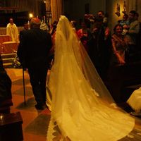 vestido con velo por detras