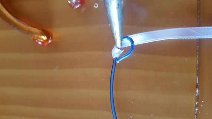 IR PONEIENDO EL LAZO DE RASO , YO LO HE PEGADO CON LA SILICONA CALIENTE