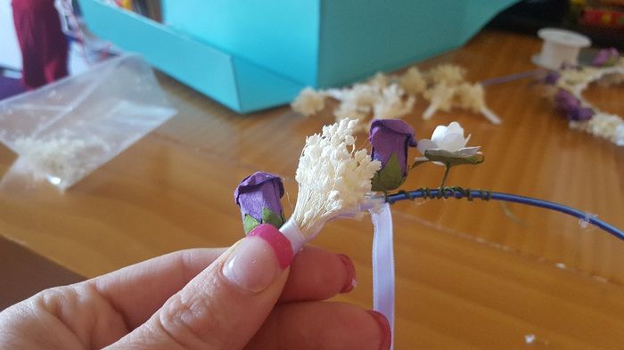 IR PONENDO EL LAZO PARA TAPAR LO QUE HEMOS COLOCADO Y PONER MAS FLORES