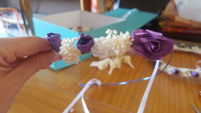 SEGUIR PONIENDO FLORES , Y RAMILLETES E IR ENVOLVIENDO CON EL LAZO HASTA TERMINAR