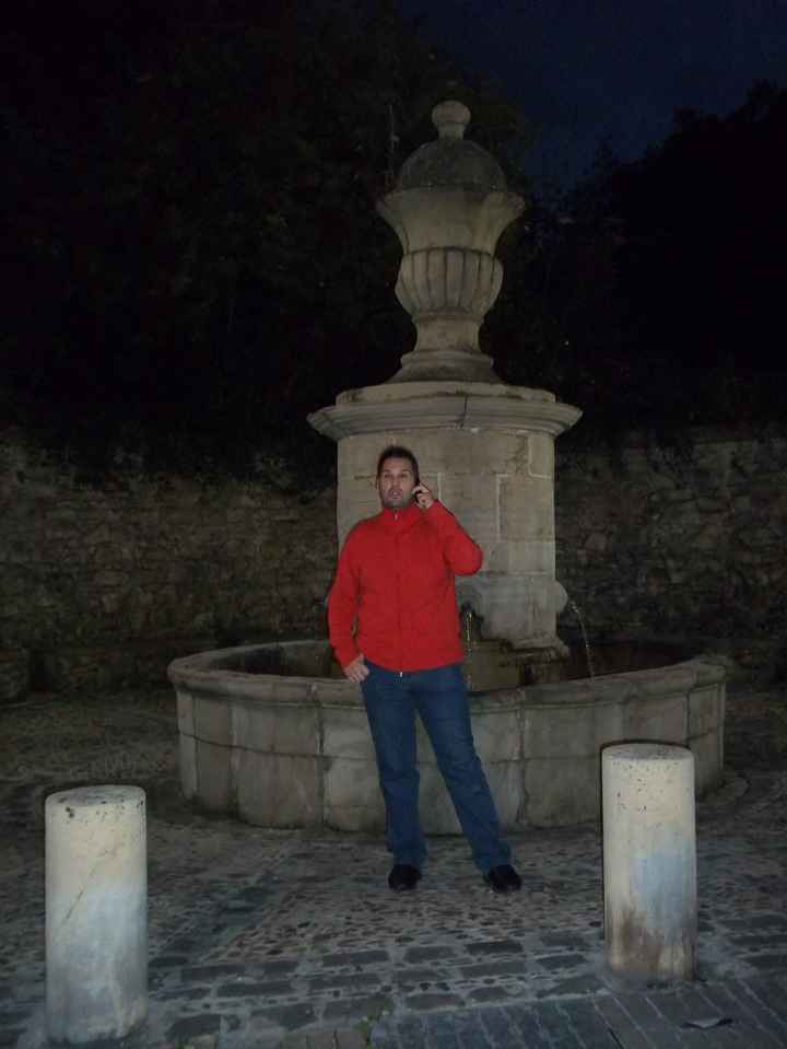 en una fuente al lado del parque ferrera