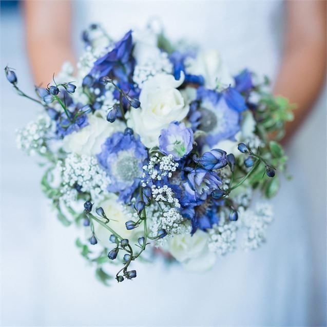 Ramos de novia con toques azules 4