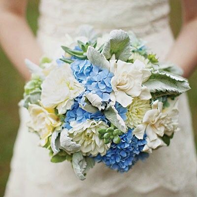 Ramos de novia con toques azules 7